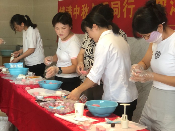 鼎鑫中心迎中秋：DIY月餅樂翻天，物業(yè)暖心添喜慶